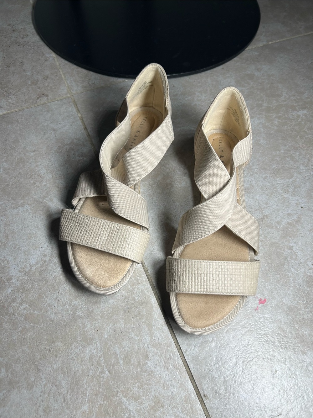 KELLY KATIE Size 7/5 Beige Crisscross Elastic Strap Women's Sandals excellent